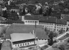 Gut zu sehen sind am linken Bildrand noch die beiden Widerlager der ehemaligen S.G.B. Ergolzbrcke. Die Aufnahme wurde am 15. Mai 1925 von Walter Mittelholzer gemacht.