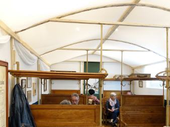 Im Erdgeschoss der Ausstellung befindet sich das "S.G.B. - Kaffi" in einem nachgebauten Personenwagen. Gute Idee!