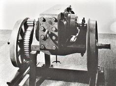 Oerlikon 25-PS-Bahnmotor der Baureihe 1891. Der 2-polige Motor ist direkt ber der Antriebsachse gelagert welche zusammen mit dem Getriebe von der SLM gebaut wurde.