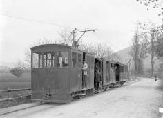 1915, 8. September: Der letzte elektrische Zug steht hier kurz vor dem Depot Sissach. Rechts und links im Hintergrund ist die Neubaustrecke Sissach Olten zu sehen, rechts die Homburgerbachbrcke.