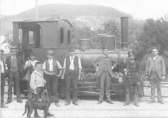 1898: Gruppenbild vor der Dampflok SG No. 3 im Bahnhof Gelterkinden.