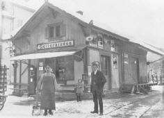 Bahnhofgebude Gelterkinden im Winter 1915. Kondukteur Gottlieb Graf bettigt sich beim Schneeschaufeln.