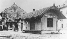 Bahnhof Gelterkinden nach Betriebseinstellung 1916. Die Schienen und die elektrische Oberleitung sind bereits abgebaut.