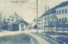 1910: Die beiden Dampfloks Nr.2 und Nr. 3 beim Bahnhof Gelterkinden.
