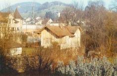 1973: Die Foto entstand an der Allmendstrasse 14, meinem damaligen Wohnort und zeigt den ehemaligen S.G.B. Bahnhof von der Ergolzseite her.