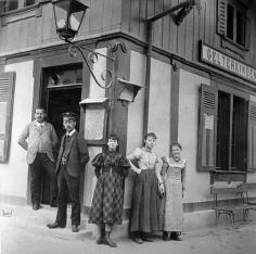 Stationsvorstand Karl Ehrsam-Freivogel (links) mit seinen drei Tchtern und einem Kondukteur. Die Ehrsams aus Rmlingen waren eine ausgesprochene Bhnler-Familie. Vater Ehrsam, Martin Ehrsam-Schaub, war whrend Jahren Bahnhofvorstand in Sissach. Zwei weitere Shne leisteten ebenfalls Bahndienst.