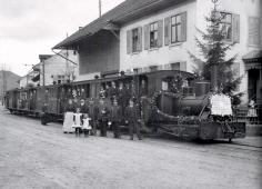 7. Jan. 1916 [Bild: Arnold Reinhardt, Sissach] - Der letzte Zug der S.G.B. steht hier vor der Haltestelle Hirschen in Bckten.