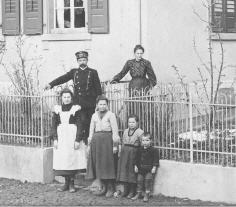 Familienfoto der Familie Graf vor ihrem Haus an der Sissacherstrasse in Gelterkinden