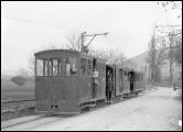 1915, 8. September: Der letzte elektrische Zug steht hier kurz vor dem Depot Sissach. Rechts und links im Hintergrund ist die Neubaustrecke Sissach Olten zu sehen, rechts die Homburgerbachbrcke.