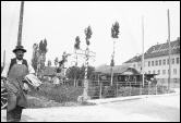 15. Juli 1909: [Staatsarchiv BL] Eingefahrener Zug im Bahnhof Gelterkinden. Links im Bild Herr Tanner