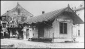Bahnhof Gelterkinden nach Betriebseinstellung 1916. Die Schienen und die elektrische Oberleitung sind bereits abgebaut.