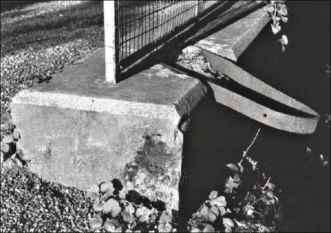 1997: Der letzte erhaltene Fahrleitungsmastenhalter befand sich am strassenseitigen Widerlager der Ergolzbrcke in Gelterkinden. Bei der Sanierung 2009 / 2016 wurde er als Halter fr einen neuen Masten verwendet.