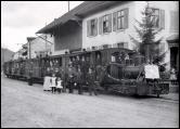 7. Jan. 1916 [Bild: Arnold Reinhardt, Sissach] - Der letzte Zug der S.G.B. steht hier vor der Haltestelle Hirschen in Bckten.
